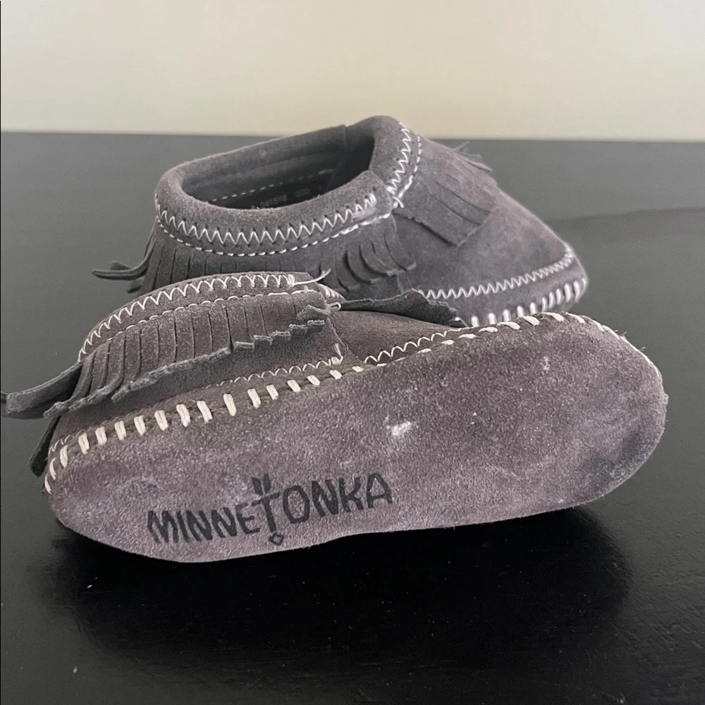 Minnetonka Grey Suede Riley Fringe Moccasin Bootie. Unisex Size 4